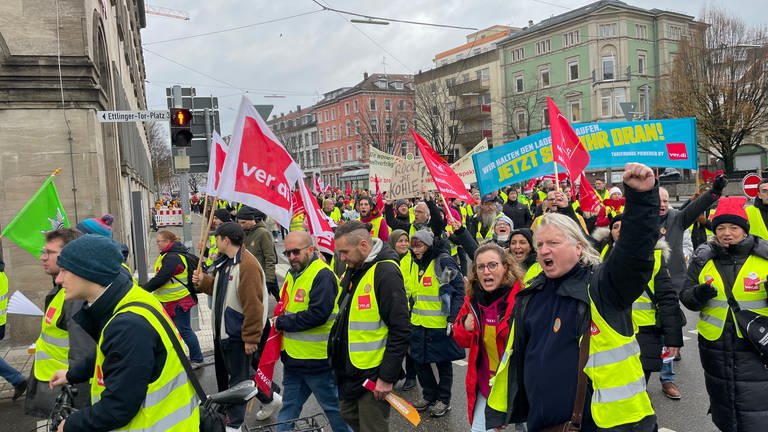 Beschäftigte im Handel und öffentlichen Dienst streiken am Mittwoch in Karlsruhe für mehr Geld. (Foto: SWR)
