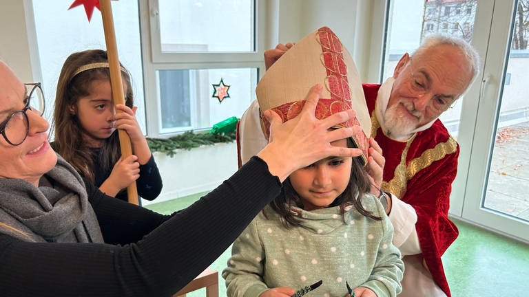 "Jeder kann ein Nikolaus sein", Religionspädagoge Albert Biesinger hat als Nikolaus die interreligiösen Kita Irenicus in Pforzheim besucht.