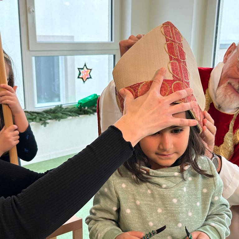 "Jeder kann ein Nikolaus sein", Religionspädagoge Albert Biesinger hat als Nikolaus die interreligiösen Kita Irenicus in Pforzheim besucht. (Foto: SWR, Mirka Tiede)