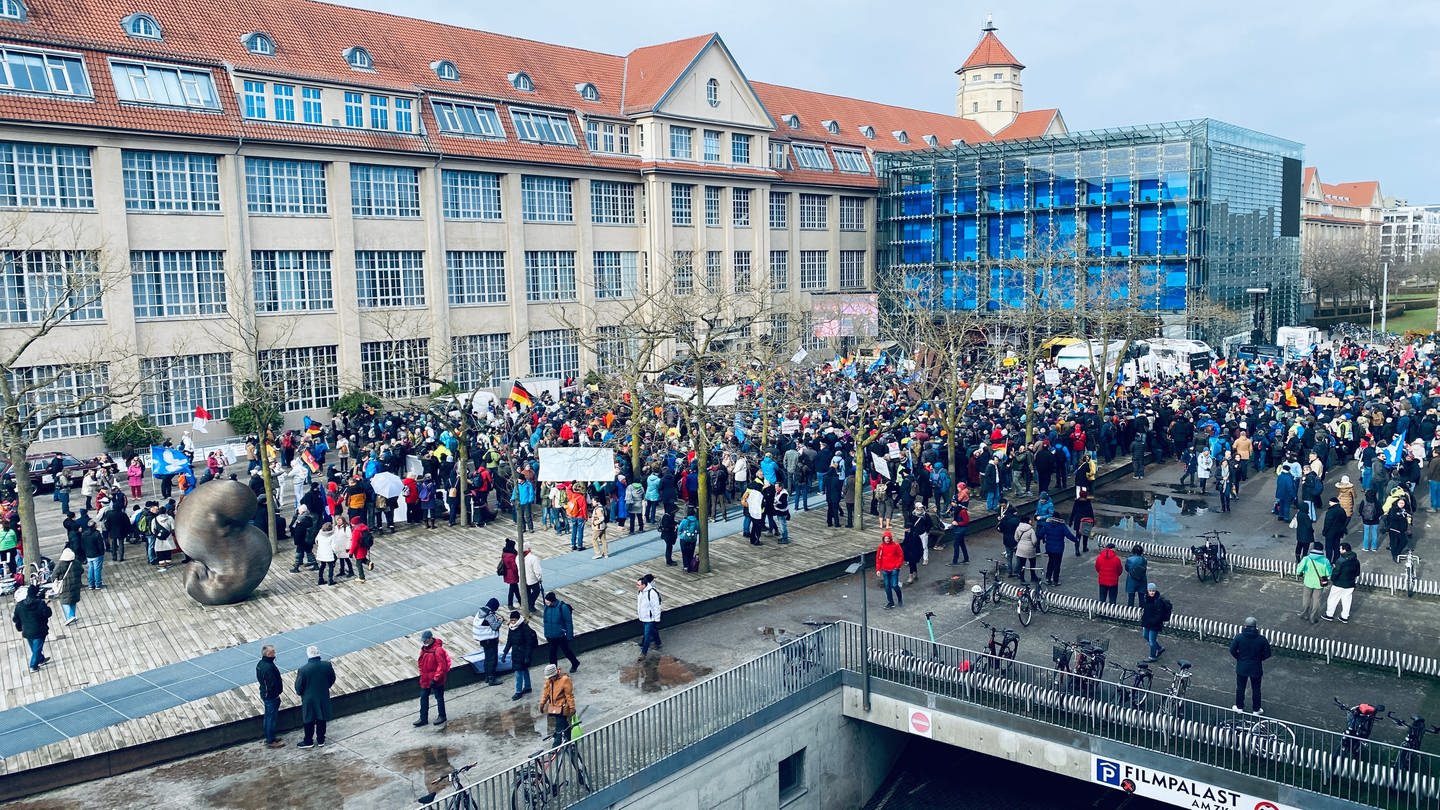 Draufsicht auf die Versammlung der Querdenker Demonstration auf dem Platz der Menschenrechte vor dem ZKM in Karlsruhe (Foto: SWR, Foto: Johannes Stier)