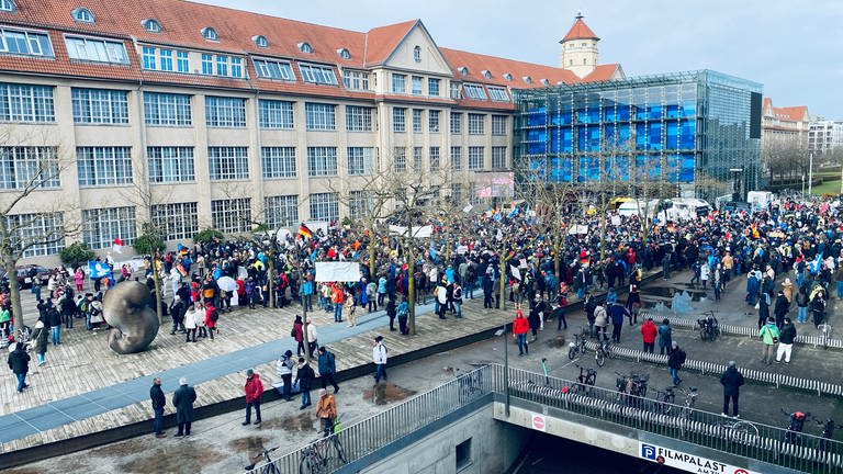 Draufsicht auf die Versammlung der Querdenker Demonstration auf dem Platz der Menschenrechte vor dem ZKM in Karlsruhe