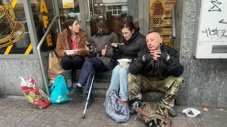 Die private Obdachlosenhilfe Herzensprojekt versorgt Bedürftige mit Essen (Foto: SWR)