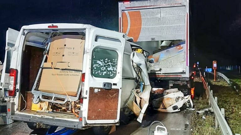 Bei einem Unfall auf der A5 zwischen Kronau und Bruchsal ist in der Nacht auf Mittwoch ein Mensch tödlich verletzt worden (Foto: ER24 / EinsatzReport24)
