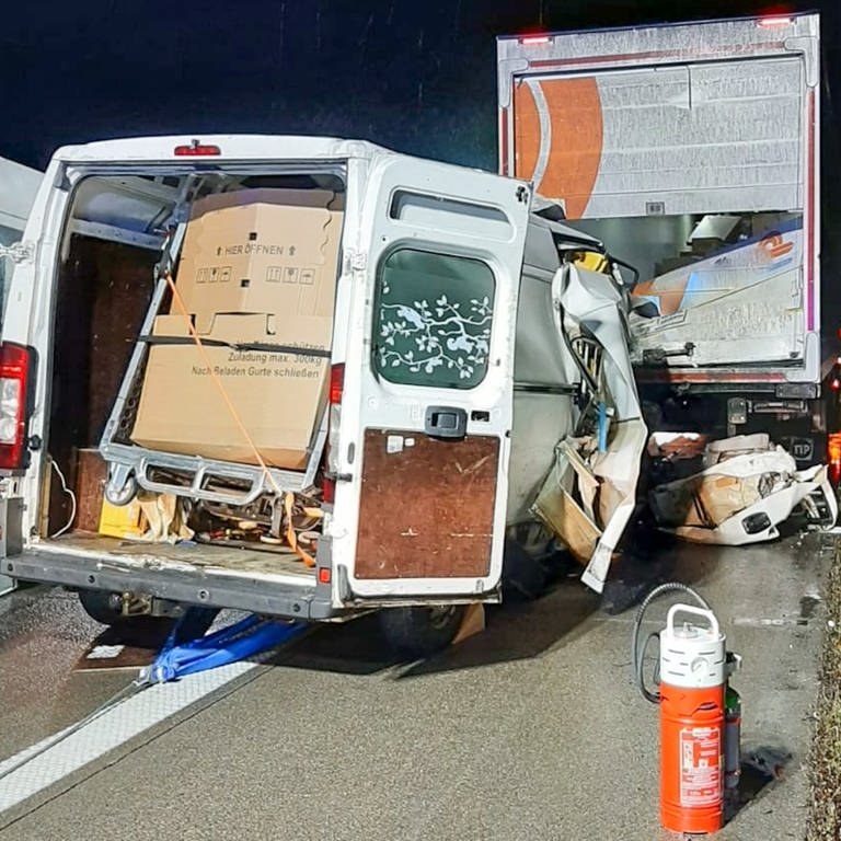 Bei einem Unfall auf der A5 zwischen Kronau und Bruchsal ist in der Nacht auf Mittwoch ein Mensch tödlich verletzt worden