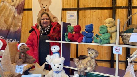Sonja Scherer verkauft handgemachte Teddybären an ihrem Stand auf dem Weihnachtsmarkt in Karlsruhe.