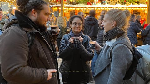 Die Besucherinnen und Besucher geben trotz gestiegener Preise für eine Bratwurst oder ein warmes Heißgetränk auf dem Weihnachtsmarkt in Karlsruhe immer noch Geld aus. 