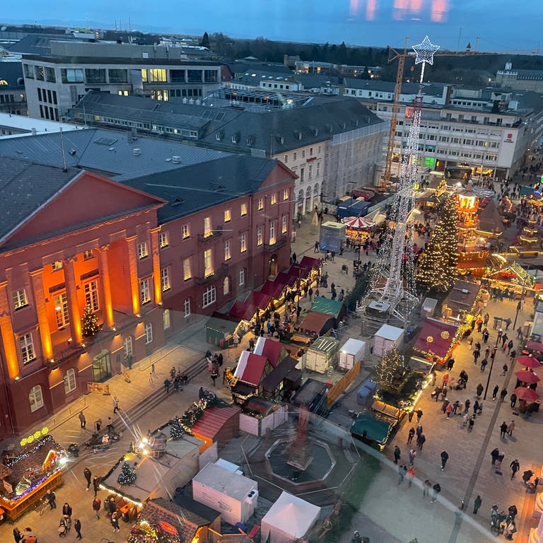 Auf dem Karlsruher Weihnachtsmarkt zahlen Besucherinnen und Besucher zwischen 3,50 Euro und fünf Euro für eine Bratwurst (Foto: SWR)
