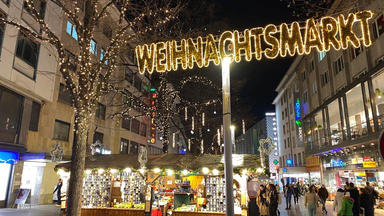 Der Goldene Weihnachtsmarkt in Pforzheim (Foto: SWR)