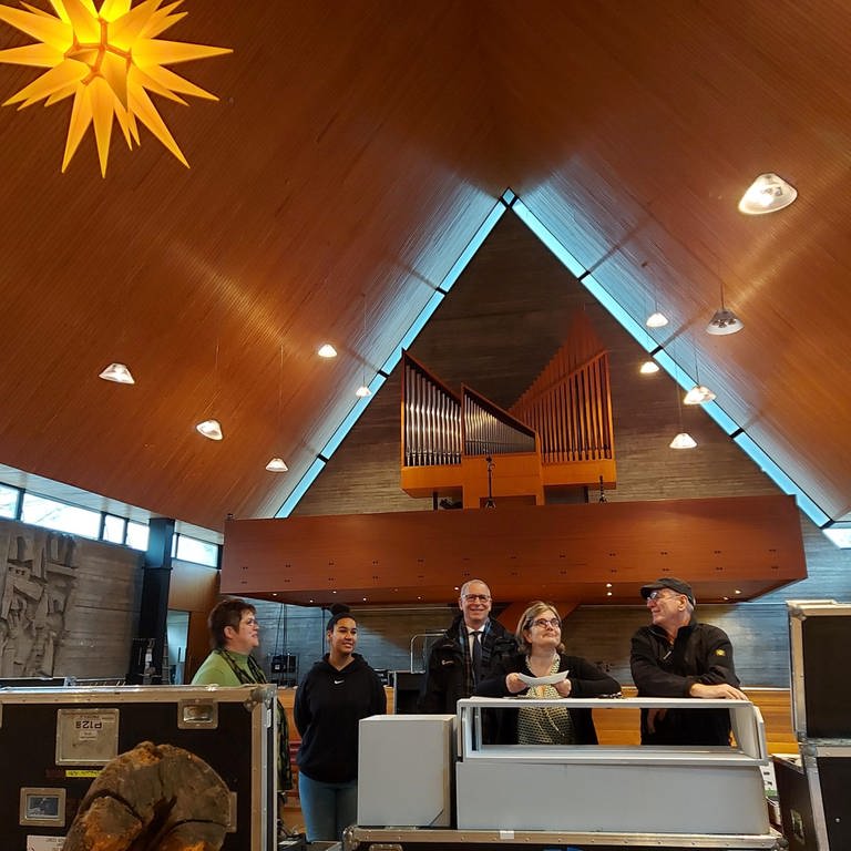 Gottesdienstvorbereitungen in der Emmaus-Kirche in Karlsruhe (Foto: Pressestelle, Evangelische Kirche Baden)
