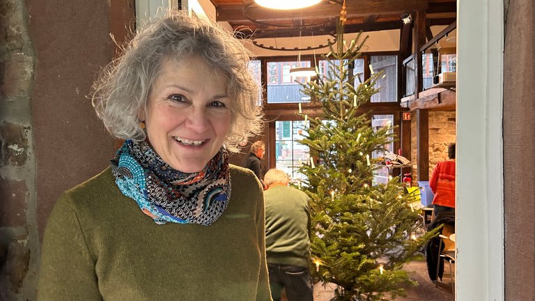 Beate Rashedi ist die Frau, die schon in der Planung vor Weihnachten beim "Offenen Tor" in Ettlingen alles zusammenhält. Die Dienststellenleiterin der Diakonie Ettlingen arbeitet seit 25 Jahren in dem Werk. (Foto: SWR, Mirka Tiede)