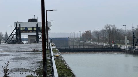 Die Schleuse bei der Staustufe Iffezheim steht still. Wegen des Hochwassers ist die Schifffahrt auf dem Rhein eingestellt worden. 