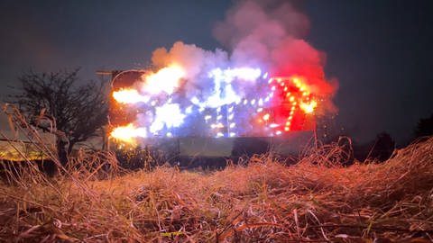 Großfeuerwerker Maik König aus dem Enzkreis hat ein SWR-Logo mit Feuerwerk gestaltet. Der 28-Jährige probiert bei seinem Feuerwerk an Silvester gerne etwas aus.