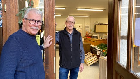 Wolfgang Schreiber (li.) und Heinz Weiß (r.) gehören zu den rund 25 ehrenamtlichen Helfern im Dorfladen in Mühlhausen im Enzkreis. (Foto: SWR, Peter Lauber)