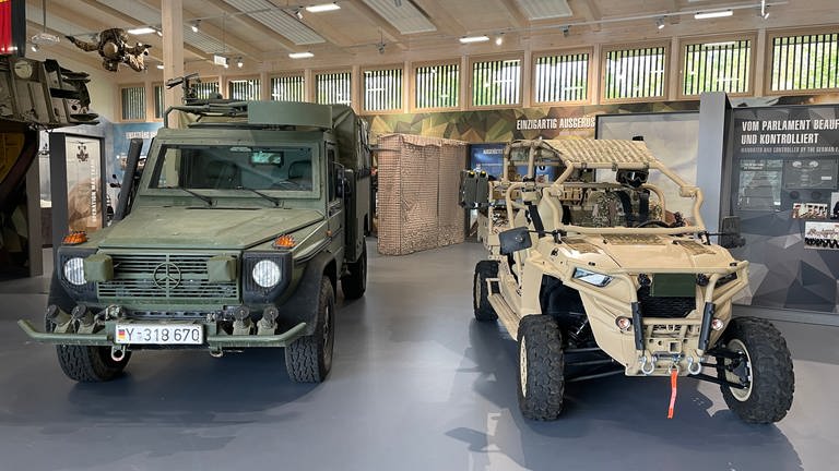 Besucherzentrum des KSK in Calw - Bilder aus der Ausstellung mit Soldaten und Spezialfahrzeugen. (Foto: SWR)