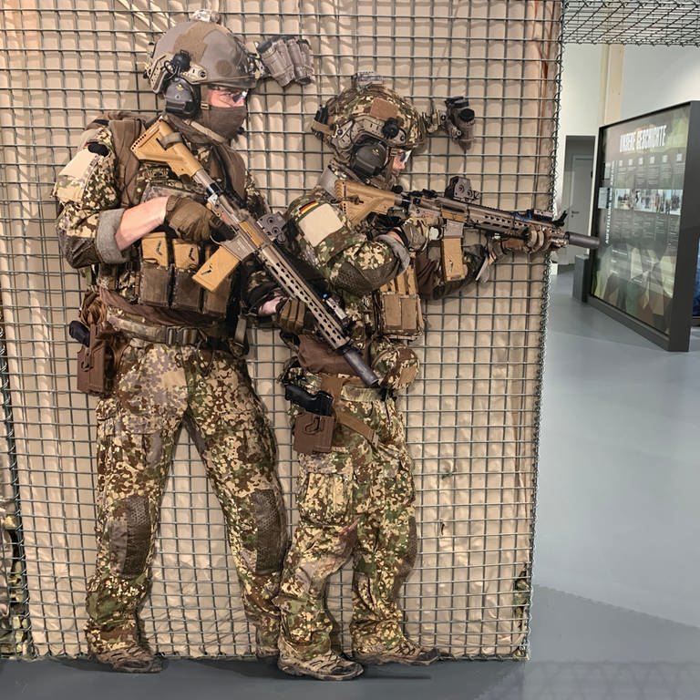 Besucherzentrum des KSK in Calw - Bilder aus der Ausstellung mit Soldaten und Spezialfahrzeugen.