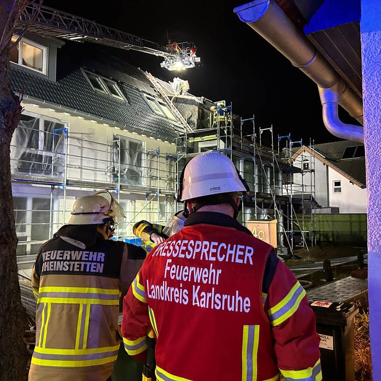 In Rheinstetten (Kreis Karlsruhe) hat der Dachstuhl eines Neubaus ein Feuer ausgebrochen. Bereits in den vergangenen Tagen hatte es in Rheinstetten zweimal gebrannt. (Foto: Tim Müller / EinsatzReport24)