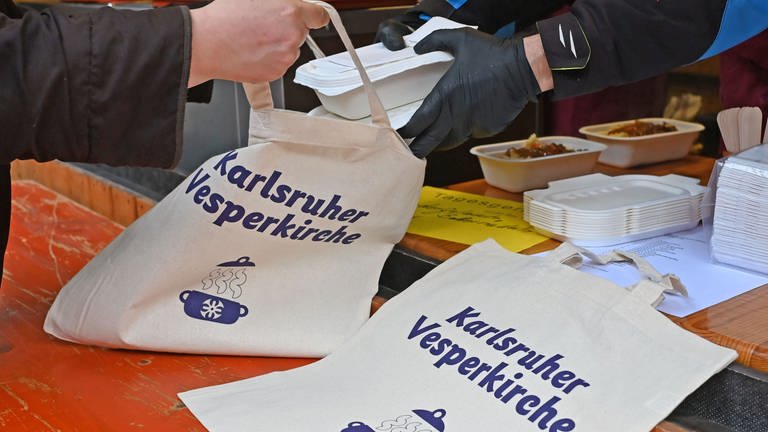 Die Vesperkirche mit Kleiderkammer in Karlsruhe 2024 startet am Sonntag. 