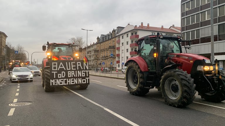 In Karlsruhe behindern Landwirte mit Traktoren auf der Kriegsstraße den Verkehr. 