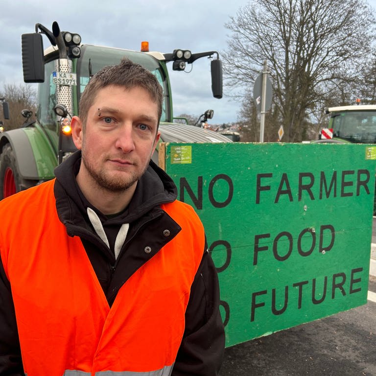 Landwirt Alexander Kern aus Bretten bei der Protestaktion in Bretten am Montagmorgen.  (Foto: SWR)