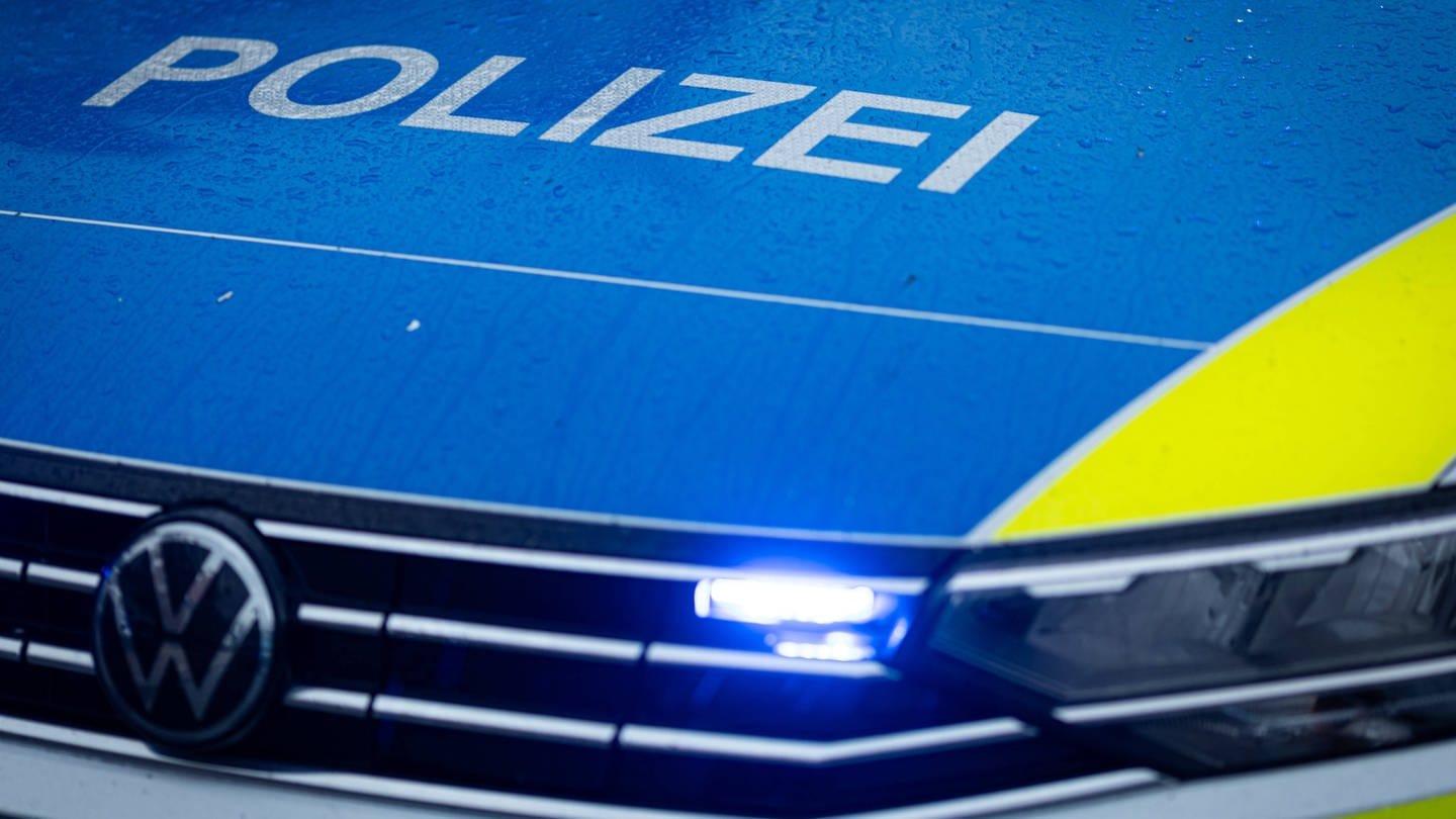Motorhaube Polizeiwagen (Foto: IMAGO, IMAGO / Fotostand)