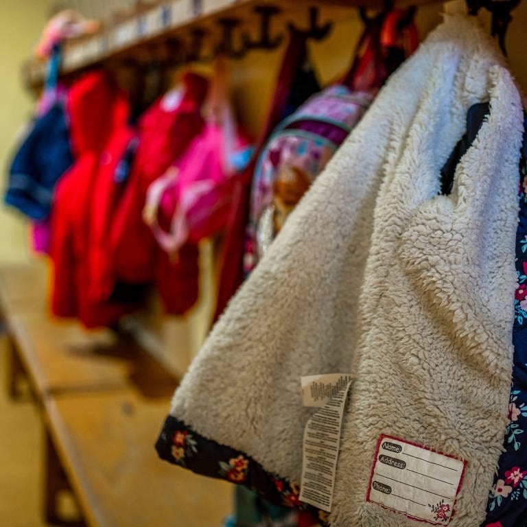 Jacken und Mäntel an der Garderobe einer Kita (Foto: IMAGO, Imago/Kirchner-Media)
