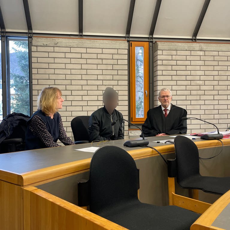 Prozessbeginn am Landgericht Baden-Baden, Angeklagter und zwei Anwälte sitzen im Gerichtssaal (Foto: SWR, Patrick Neumann)