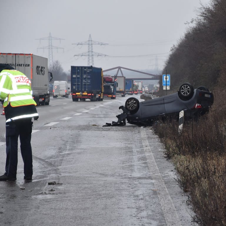 Unfälle bei Glatteis sorgten für eine Sperrung der A5 (Foto: Bertold Wagner)