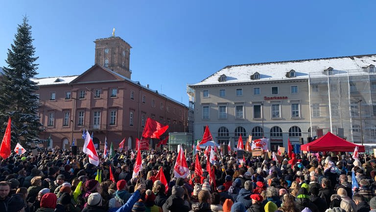 Demonstration gegen Rechtsextremismus in Karlsruhe auf dem Marktsplatz (Foto: SWR, Heiner Kunold)