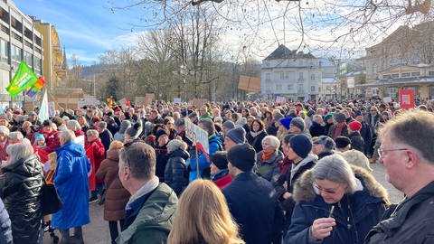 Auch in Baden-Baden demonstrierten rund 1.000 Menschen gegen Rechts.
