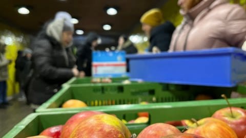 In einer Unterführung in Karlsruhe kümmern sich Ehrenamtliche um eine Lebensmittelausgabe für Bedürftige