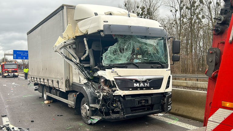 Ein Lkw ist am Montag auf der A5 bei Karlsruhe-Durlach in ein Stauende gefahren. (Foto: Einsatz-Report24 )