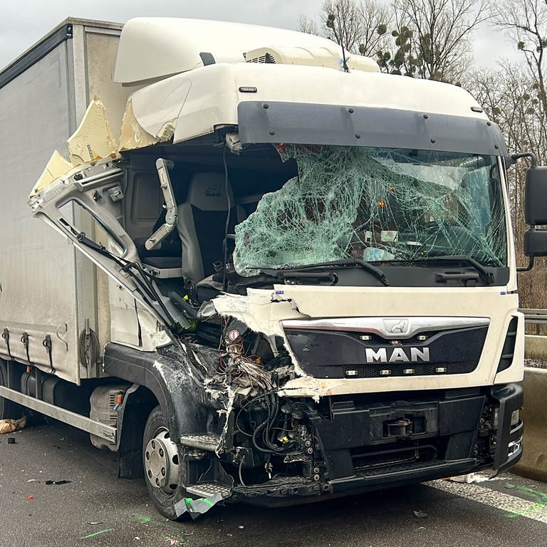 Ein Lkw ist am Montag auf der A5 bei Karlsruhe-Durlach in ein Stauende gefahren.