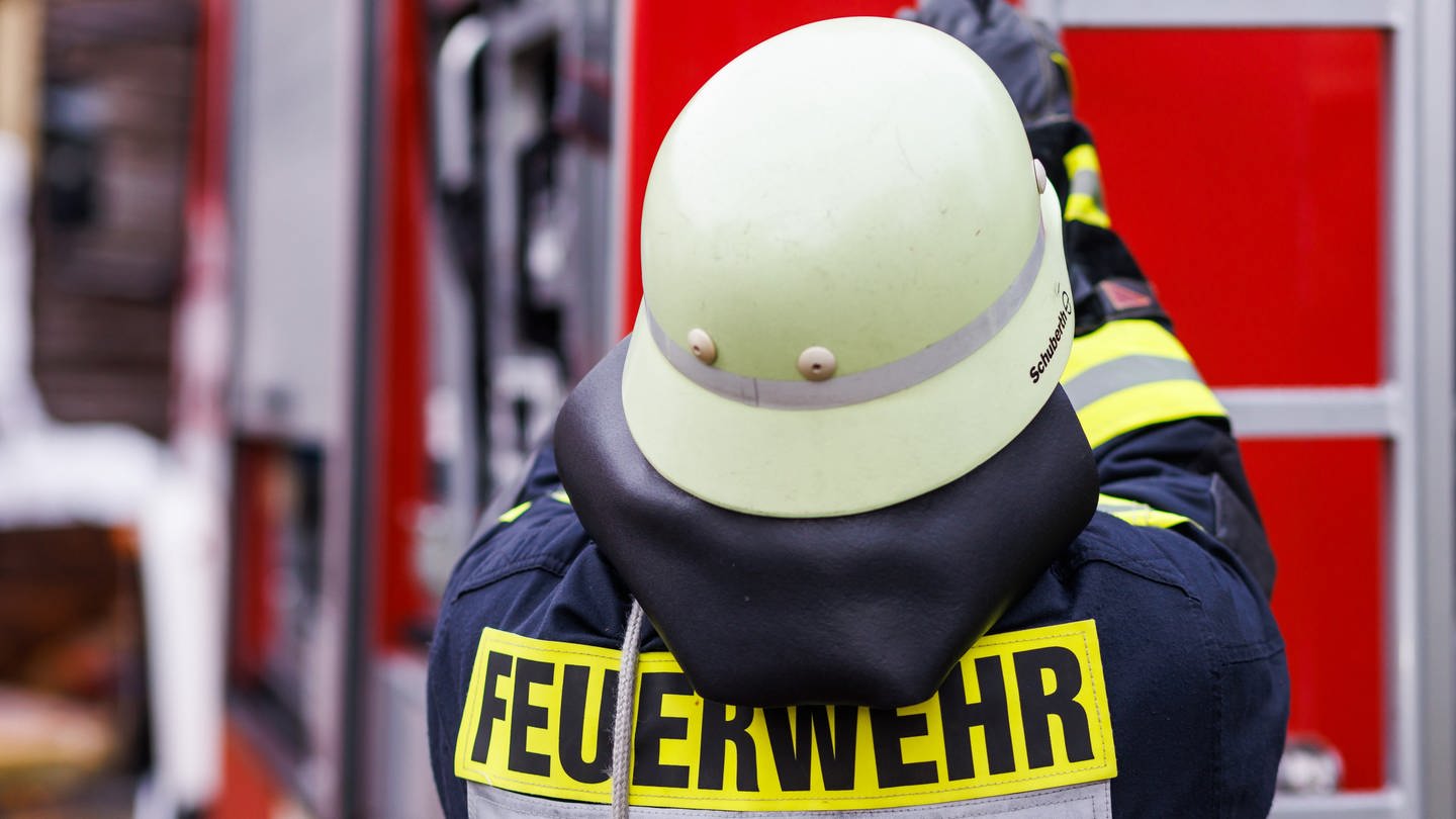 Ein Feuerwehrmann mit Helm von hinten aufgenommen (Foto: picture-alliance / Reportdienste, Philipp von Ditfurth)