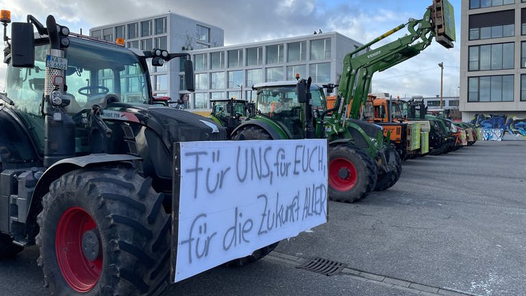 Landwirte aus dem Kreis Karlsruhe setzen ihre Proteste am Donnerstag fort. Mit ihrer Traktoren fuhren sie Richtung Karlsruhe auf den Messplatz und dann weiter auf den Marktplatz. (Foto: SWR)