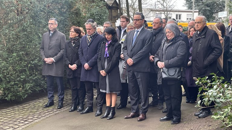 Bei der Gedenkstunde zum Holocaust-Gedenktag in Karlsruhe gedenken Politikerinnen und Politiker der ermordeten Jüdinnen und Juden im Nationalsozialismus. (Foto: SWR, Louisa Guy)