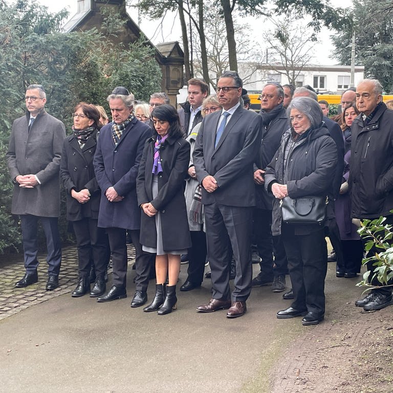 Bei der Gedenkstunde zum Holocaust-Gedenktag in Karlsruhe gedenken Politikerinnen und Politiker der ermordeten Jüdinnen und Juden im Nationalsozialismus.