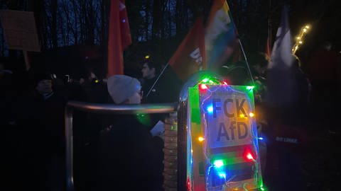 Protestschild gegen die AfD vor der Waldsaumhalle in Ettlingen
