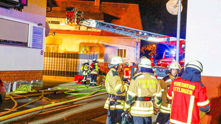 Feuerwehrleute beim nächtlichen Löscheinsatz bei einem Brand in Ettlingen  (Foto: Pressestelle, Waldemar Gress / EinsatzReport24)