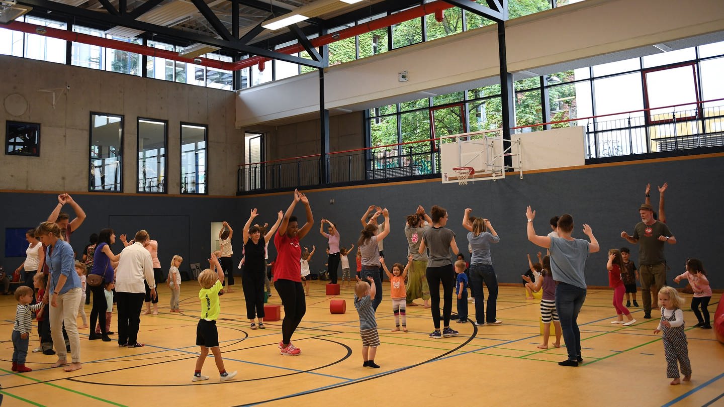Kinder beim Sportunterricht: Turngemeinde Budenheim wird in Berlin für Klimaschutz-Engagement geehrt (Foto: dpa Bildfunk, picture alliance | Britta Pedersen (symbolbild))