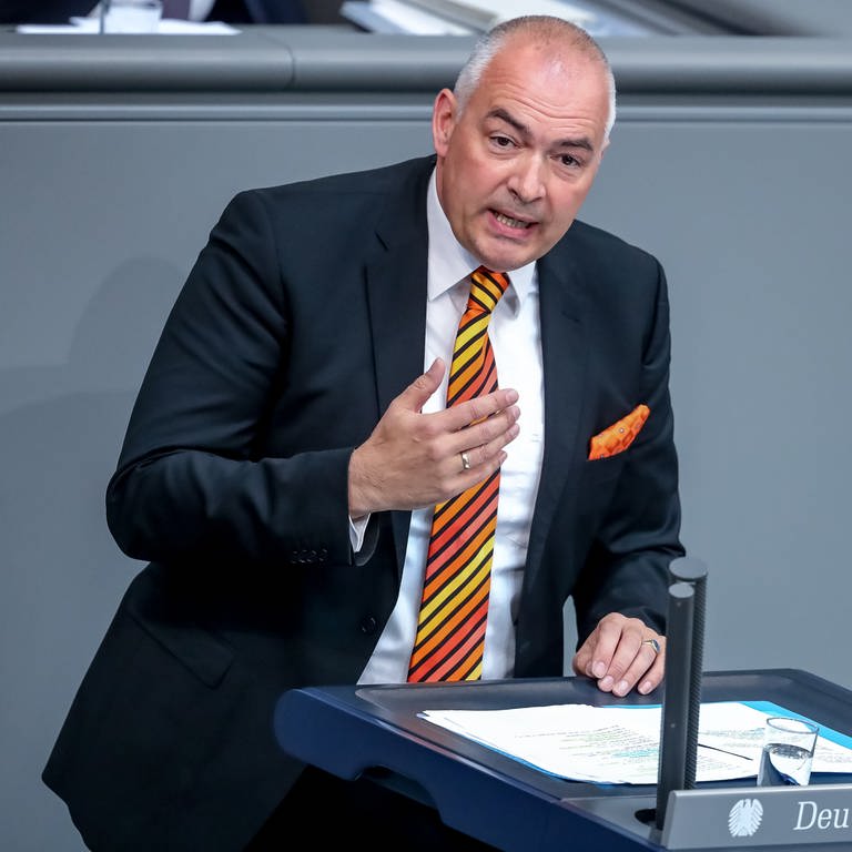 Archivbild: Axel E. Fischer (CDU), ehemaliger Bundestagsabgeordneter aus Karlsruhe im Bundestag. Die Generalstaatsanwaltschaft München hat jetzt Anklage gegen ihn erhoben. Er soll Geld aus Aserbaidschan angenommen haben.