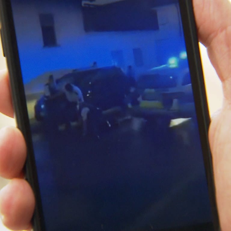 Mögliche Polizeigewalt auf einem Handybildschirm zu sehen (Foto: SWR)