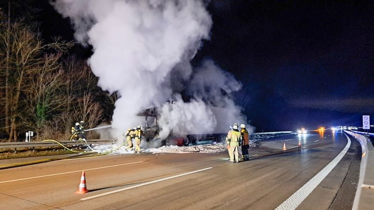 Am Dienstagabend kam es auf der A8 bei Pforzheim zu einem Brand eines Gefahrgut-Lasters. 