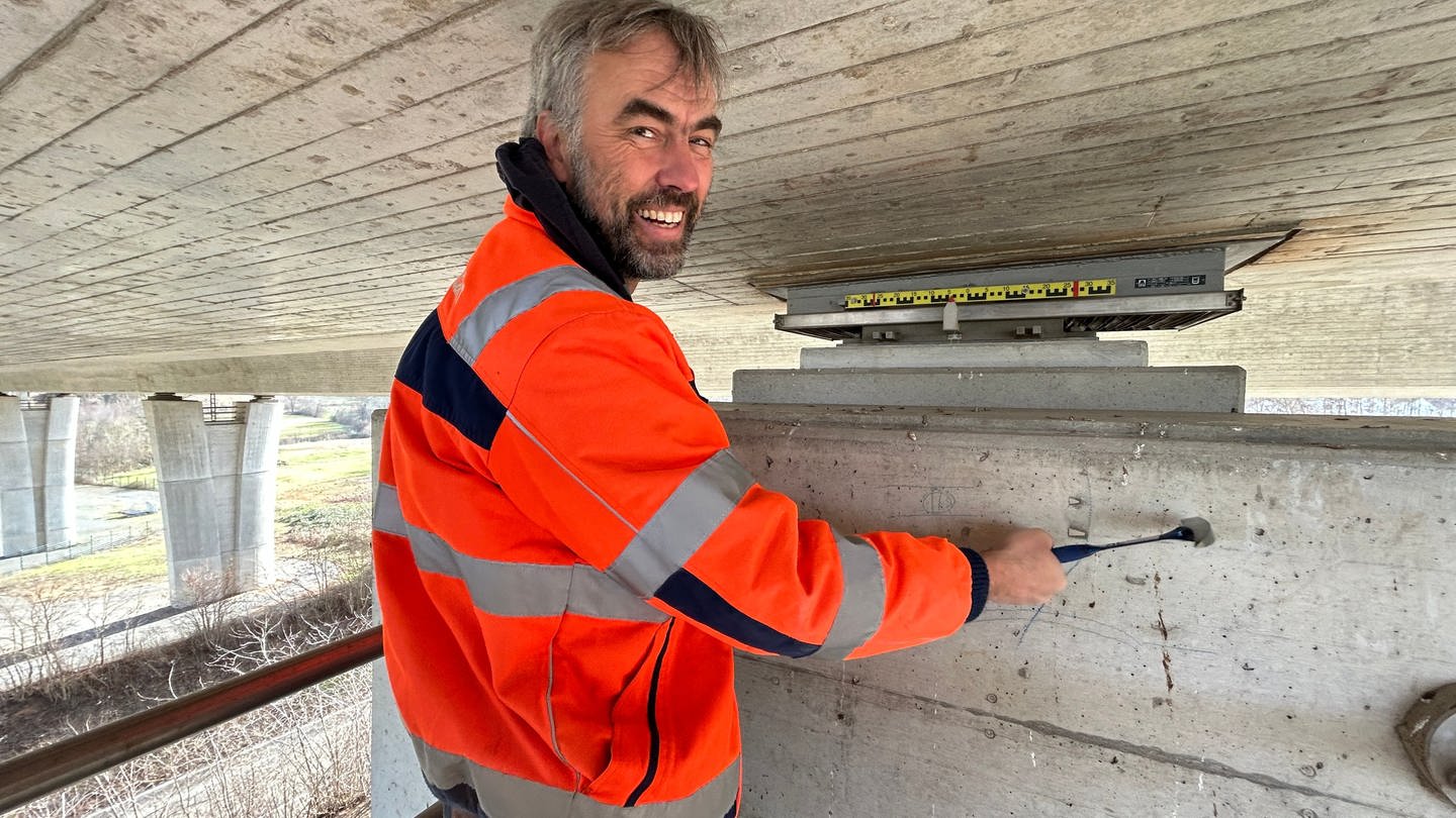 Martin Löffel ist Brückenprüfer aus Karlsruhe. Er kontrolliert regelmäßig Brücken wie die Pfinztalbrücke der A8 im Enzkreis. (Foto: SWR, Mirka Tiede)