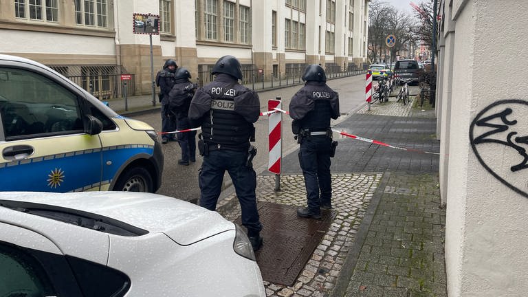 Einsatz der Polizei an der Carl-Hofer-Schule in Karlsruhe - Zeugen hatten den Beamten eine verdächtige Person gemeldet. (Foto: SWR, Teo Jägersberg)