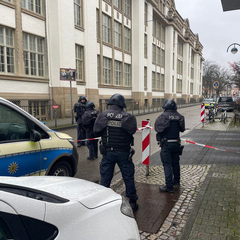 Einsatz der Polizei an der Carl-Hofer-Schule in Karlsruhe - Zeugen hatten den Beamten eine verdächtige Person gemeldet.