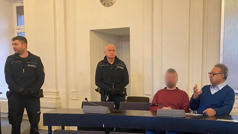Ein 28-Jähriger steht vor dem Landgericht in Karlsruhe. Er soll eine Frau in Mühlacker niedergestochen haben. (Foto: SWR, Annika Jost)