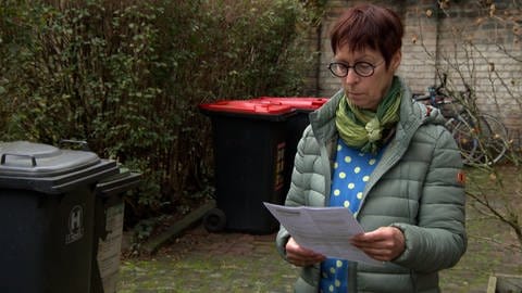 Marina Giorgi, Hausbewohnerin in Karlsruhe. Sie ärgert sich über ihren neuen Müllentsorger für die Wertstofftonne. (Foto: SWR)