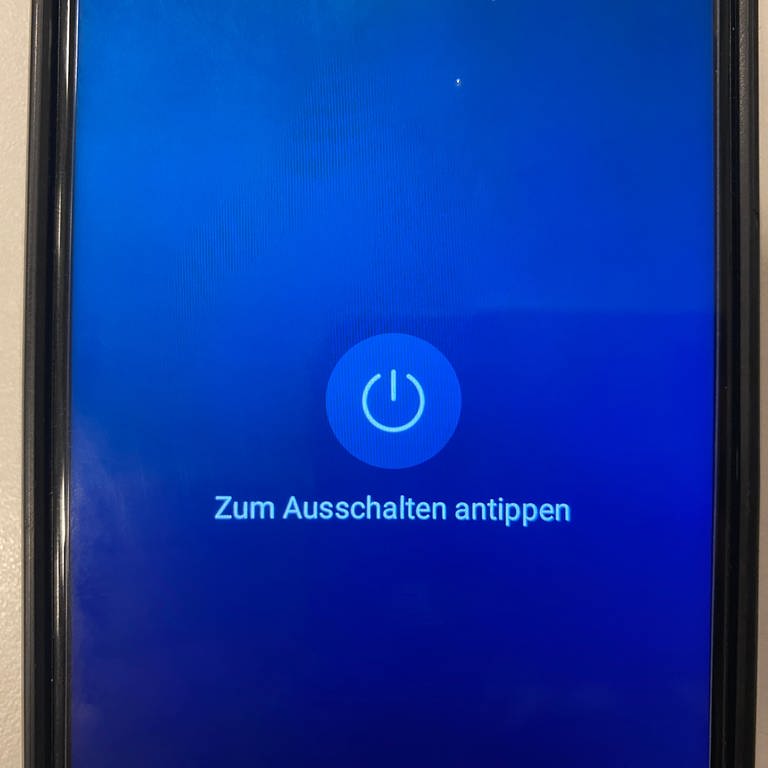 Das Handy wird ausgeschaltet. Ein Tag ohneSmartphone in Karlsruhe beginnt.  (Foto: SWR)