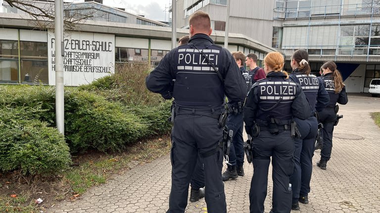 Messerangriff an Schule in Pforzheim: Polizisten auf dem Gelände der Fritz-Erler-Schule in Pforzheim (Foto: SWR)