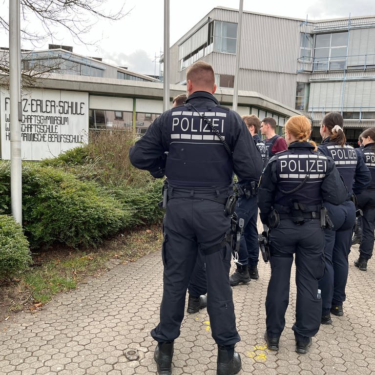 Messerangriff an Schule in Pforzheim: Polizisten auf dem Gelände der Fritz-Erler-Schule in Pforzheim (Foto: SWR)